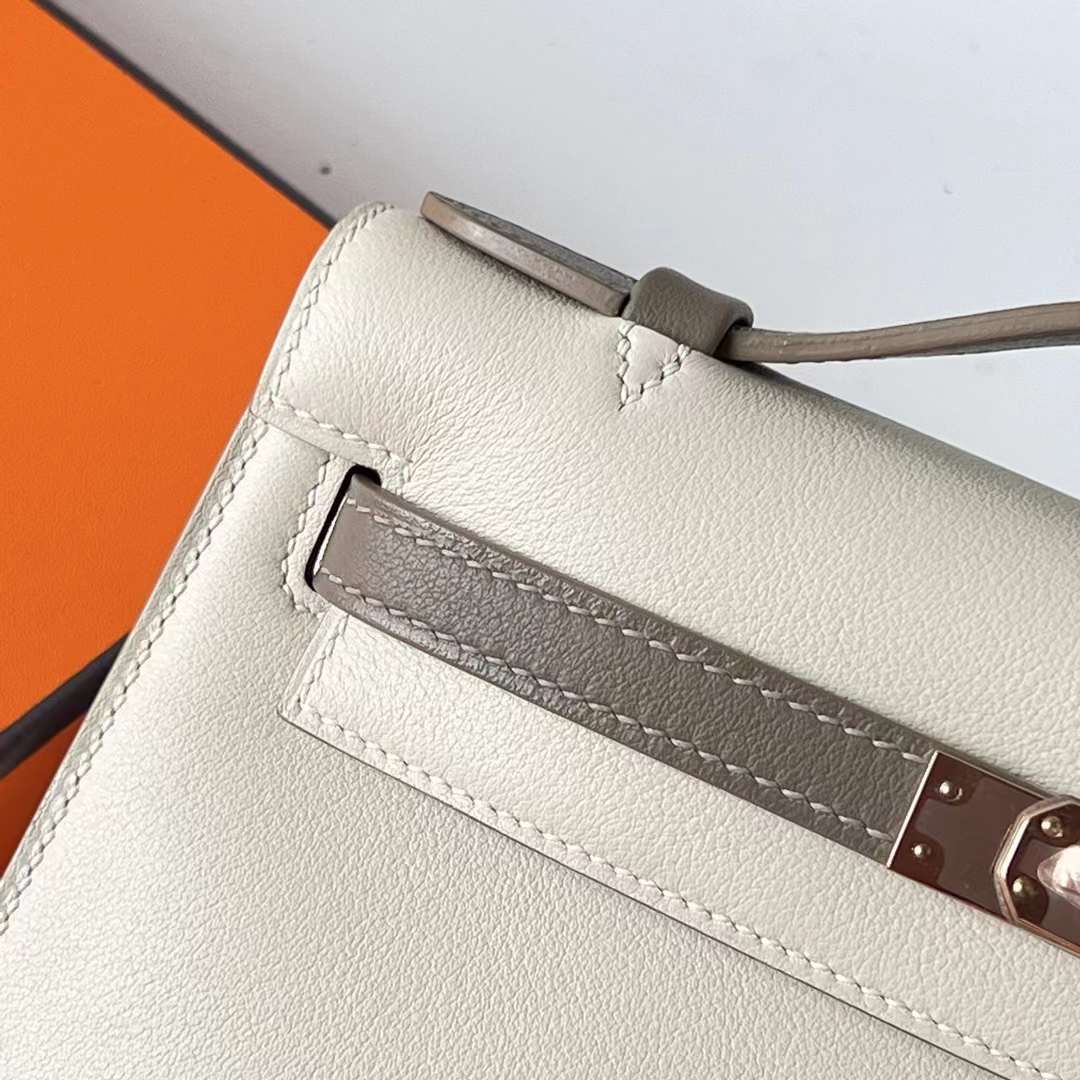 Hermès（爱马仕）Mini Kelly Pochette Swift Ck10 奶昔白 拼 M8 沥青灰 玫瑰金扣 22cm 全手工蜡线缝 Rghw