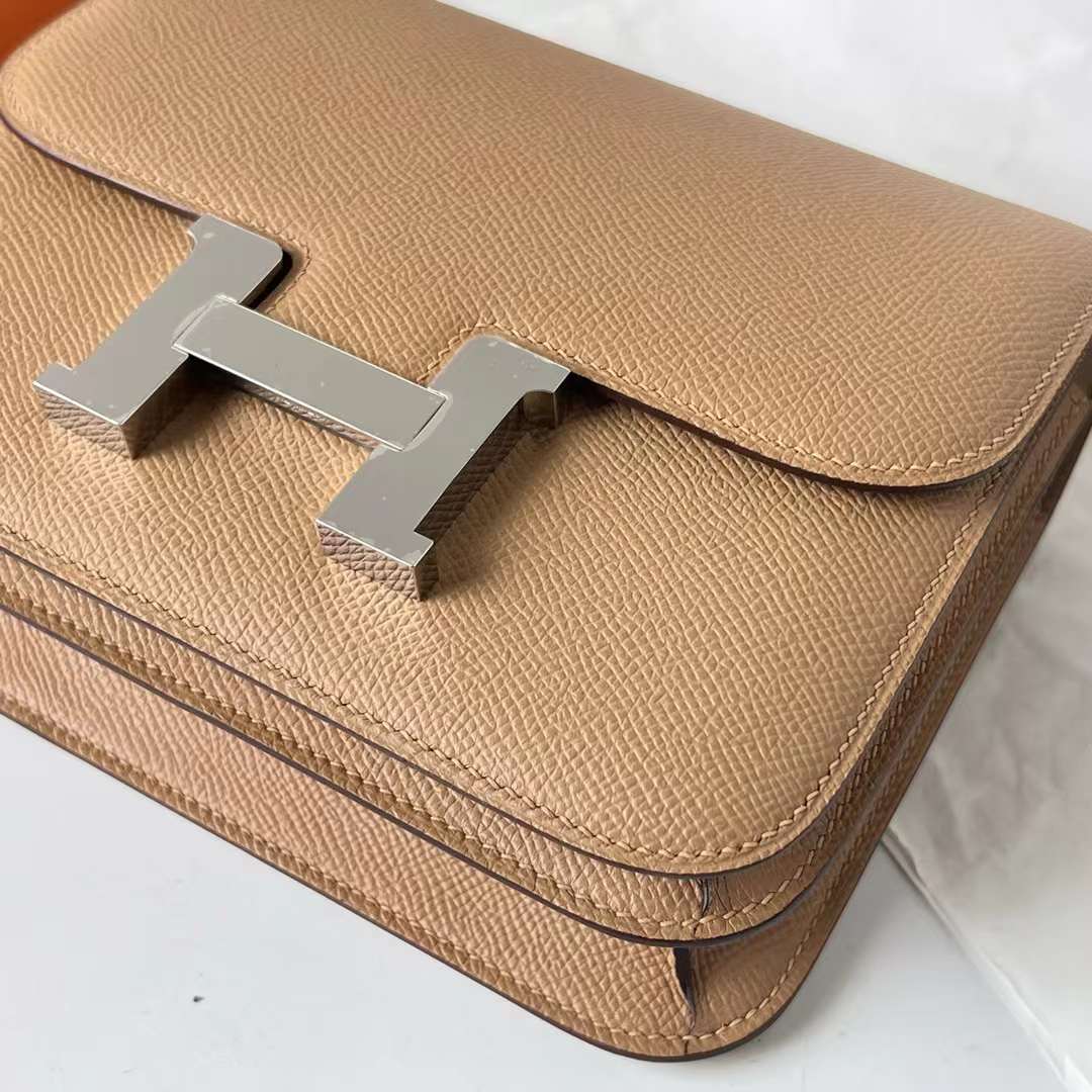 Hermès（爱马仕）Constance 空姐包 Epsom 0M 奶茶色 银扣 19cm 全手工蜡线缝 Phw