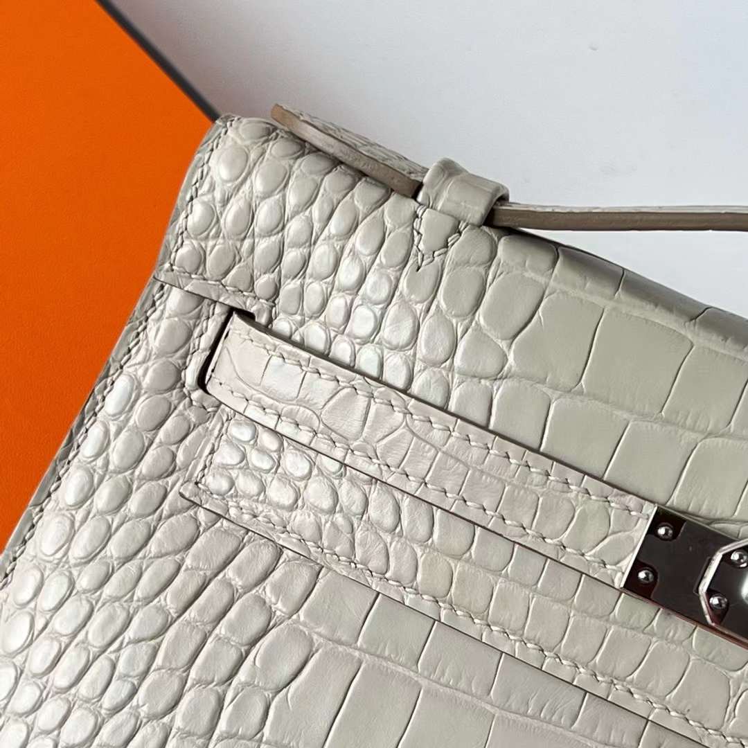 Hermès（爱马仕）Mini Kelly Pochette 雾面美洲鳄鱼皮 8L 奶油白 Beton 银扣 22cm 全手工蜡线缝 Phw