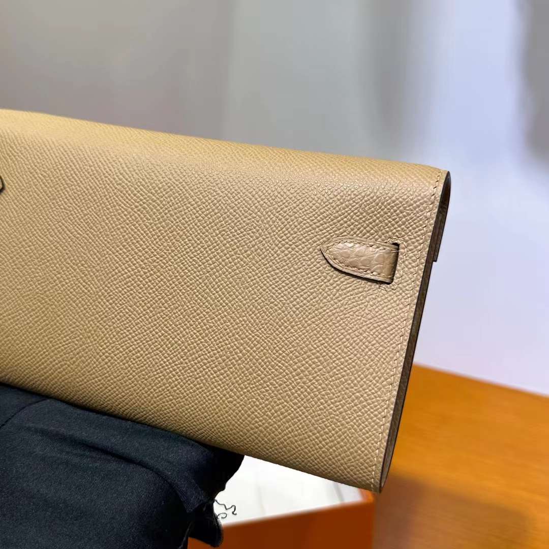 Hermès（爱马仕）Kelly to go touch Epsom 拼 雾面美洲鳄鱼皮 0M 奶茶色 金扣 22cm 全手工蜡线缝