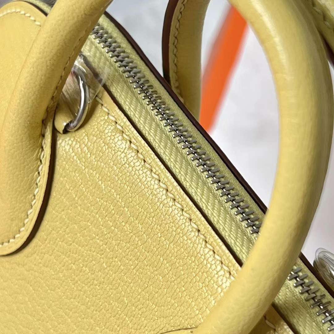Hermès（爱马仕）Mini Bolide 迷你保龄球包 Chevre 进口山羊皮 0Y 柠檬黄 银扣 20cm 全手工蜡线缝 Phw