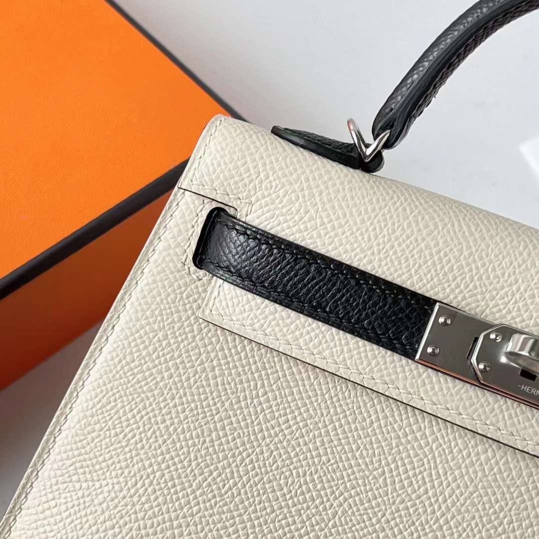Hermès（爱马仕）Mini Kelly 迷你凯莉 Epsom Ck10 奶昔白 & Ck89 黑色 银扣 22cm 全手工蜡线缝 Phw