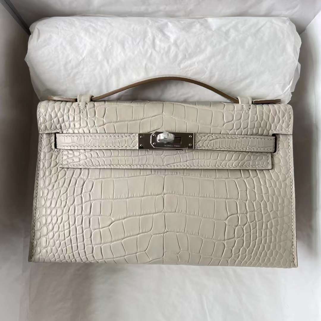 Hermès（爱马仕）Mini Kelly Pochette 雾面美洲鳄鱼皮 8L 奶油白 Beton 银扣 22cm 全手工蜡线缝 Phw