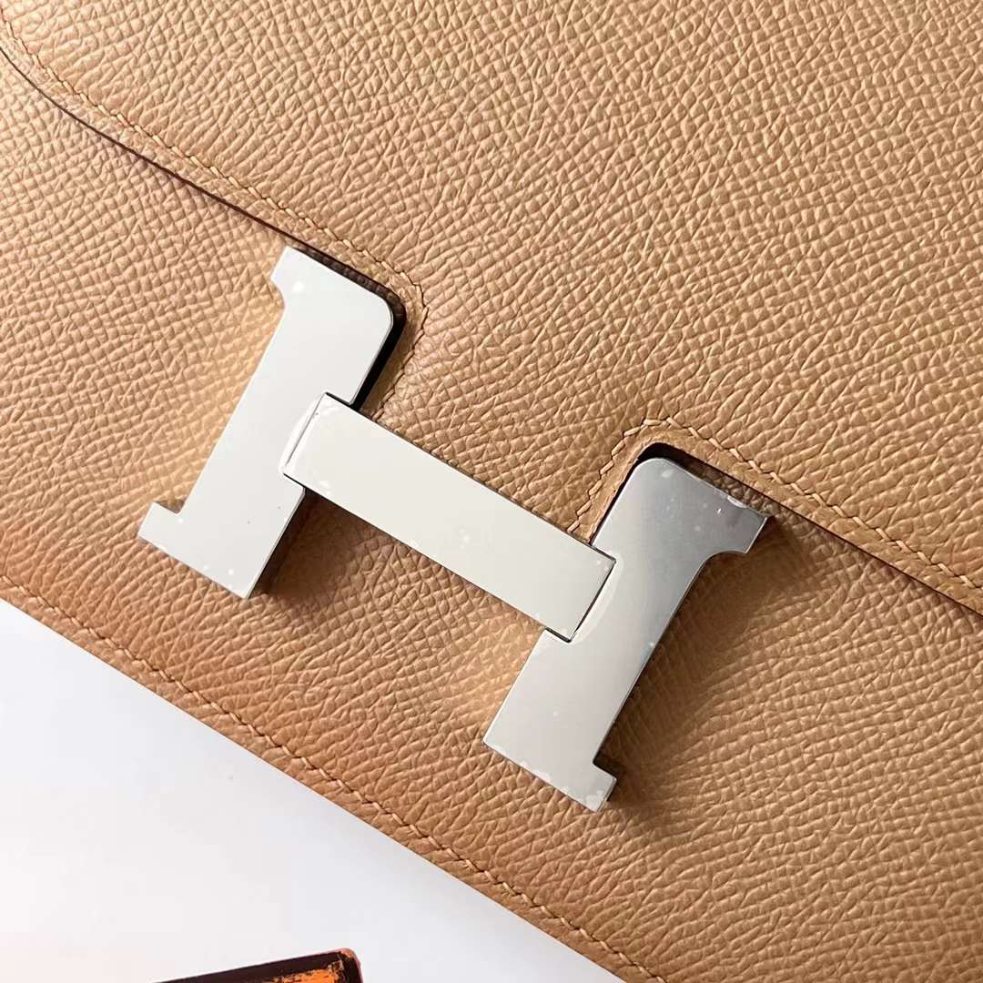 Hermès（爱马仕）Constance 空姐包 Epsom 0M 奶茶色 银扣 19cm 全手工蜡线缝 Phw