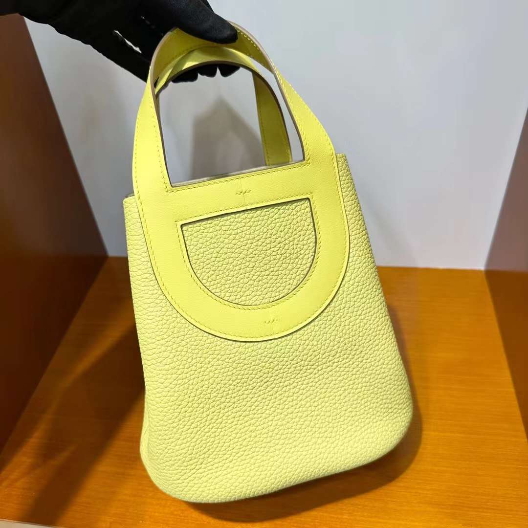Hermès（爱马仕）In The Loop 猪鼻子 菜篮子 Clemence 拼 Swift 1Z 小鸡黄 银扣 18cm 全手工蜡线缝 Phw