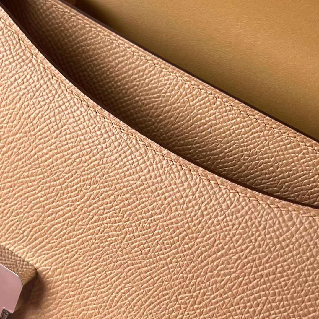Hermès（爱马仕）Constance 空姐包 Epsom 0M 奶茶色 银扣 19cm 全手工蜡线缝 Phw