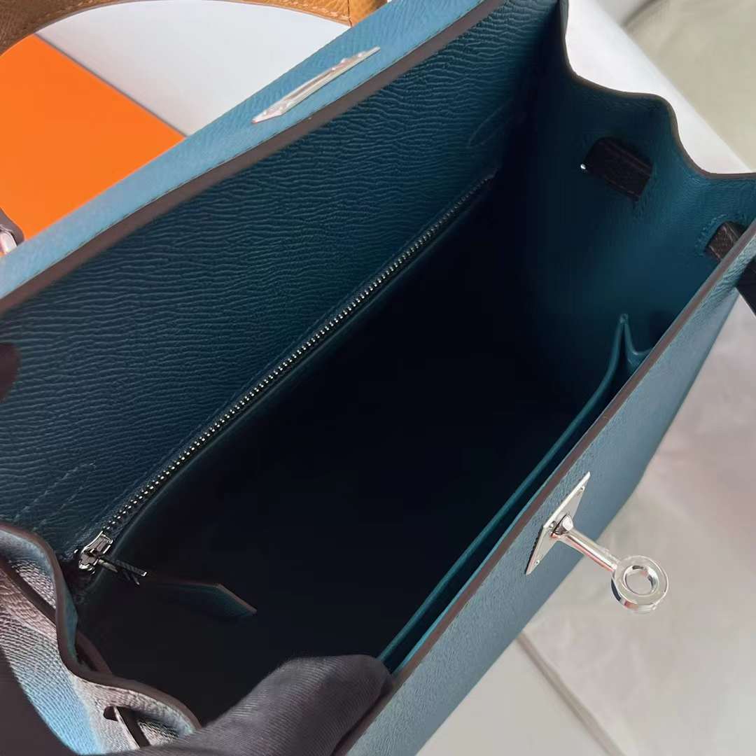 Hermès（爱马仕）Kelly 凯莉包 三拼色 Epsom 7W 伊兹密尔蓝 拼 Ck46 乌木色 拼 2S 芝麻色 银扣 25cm 全手工蜡线缝 Phw