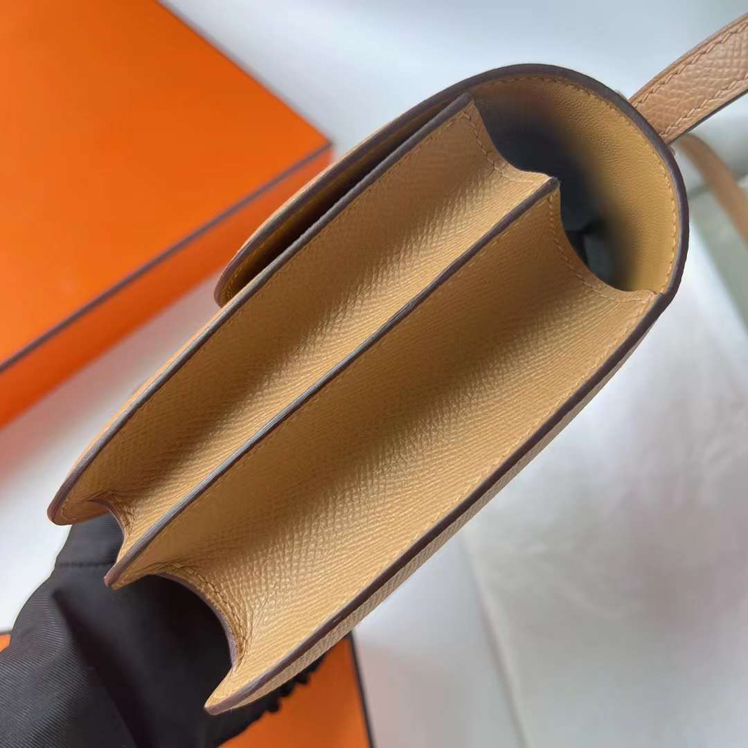 Hermès（爱马仕）Constance 空姐包 Epsom 0M 奶茶色 银扣 19cm 全手工蜡线缝 Phw