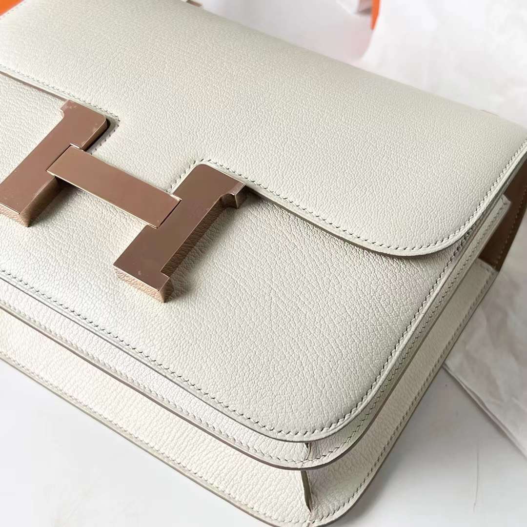 Hermès（爱马仕）Constance 空姐包 Chevre 进口山羊皮 0T 蘑菇白 内拼 4B 饼干色 玫瑰金扣 24cm