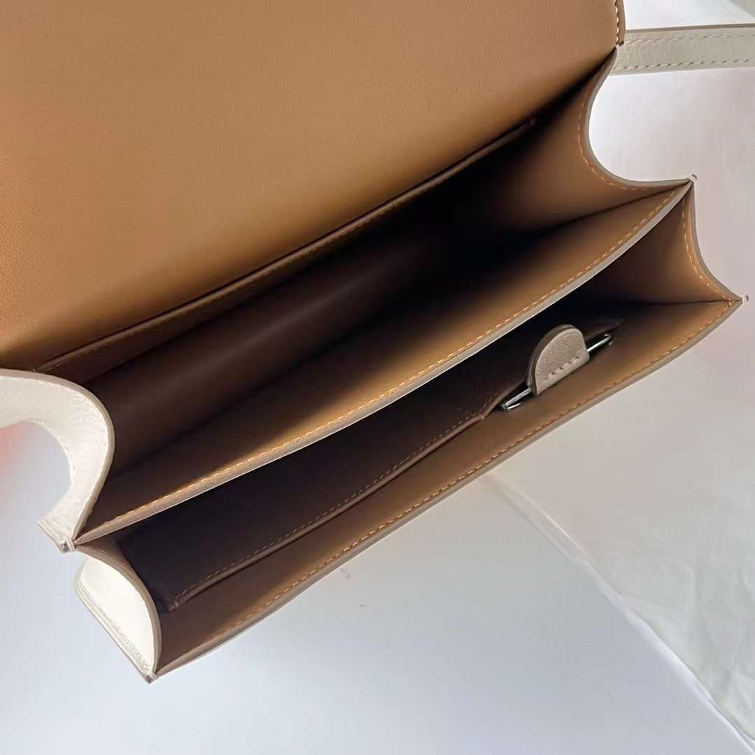 Hermès（爱马仕）Constance 空姐包 Chevre 进口山羊皮 0T 蘑菇白 内拼 4B 饼干色 金扣 18cm