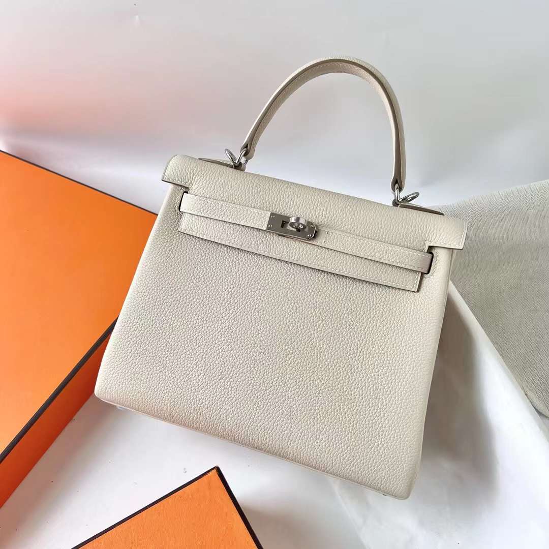 Hermès（爱马仕）Kelly 凯莉包 Togo皮 Ck10 奶昔白 银扣 25cm 全手工蜡线缝 Phw