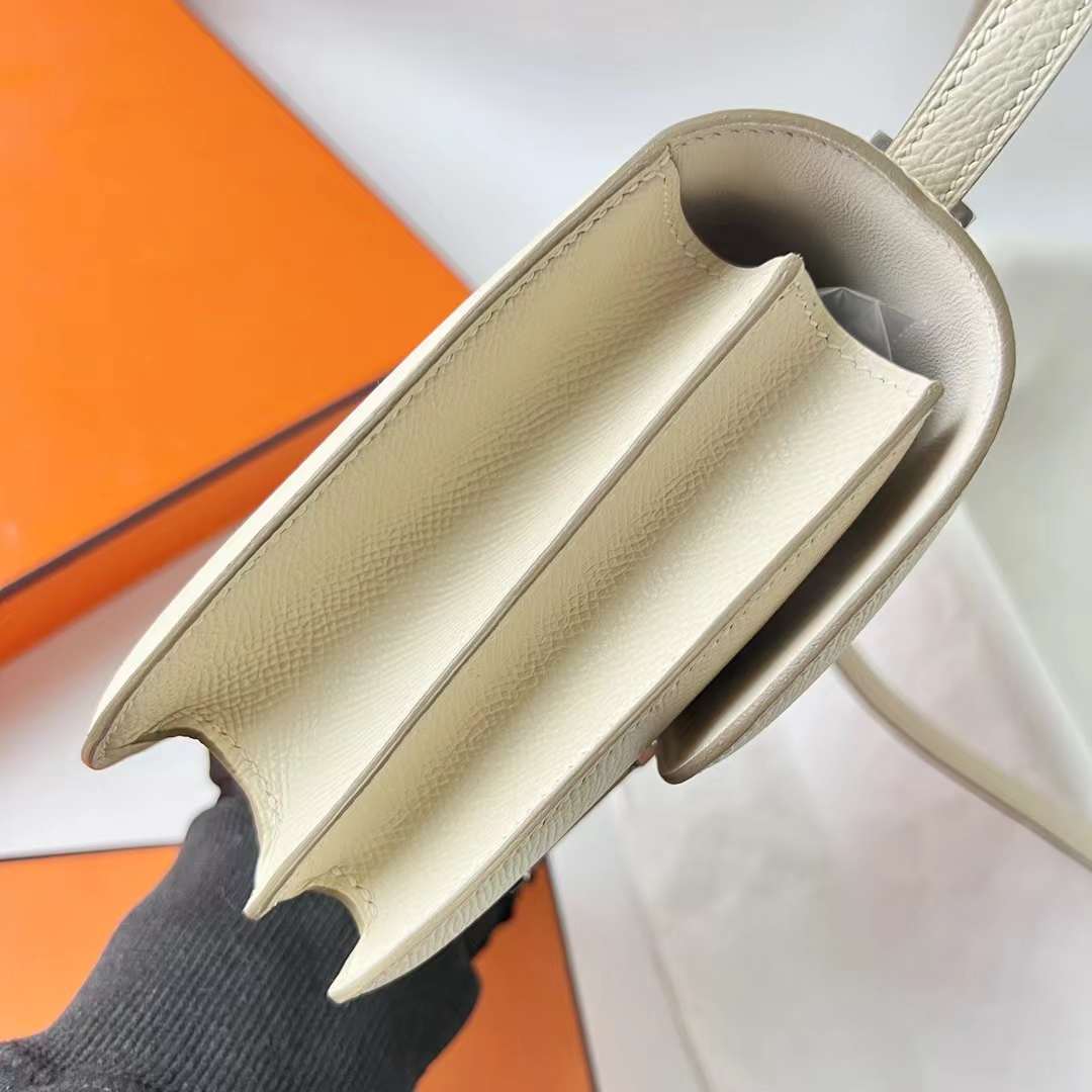 Hermès（爱马仕）Constance 空姐包 Epsom 掌纹皮 Ck10 奶昔白 银扣 19cm 全手工蜡线缝 Phw