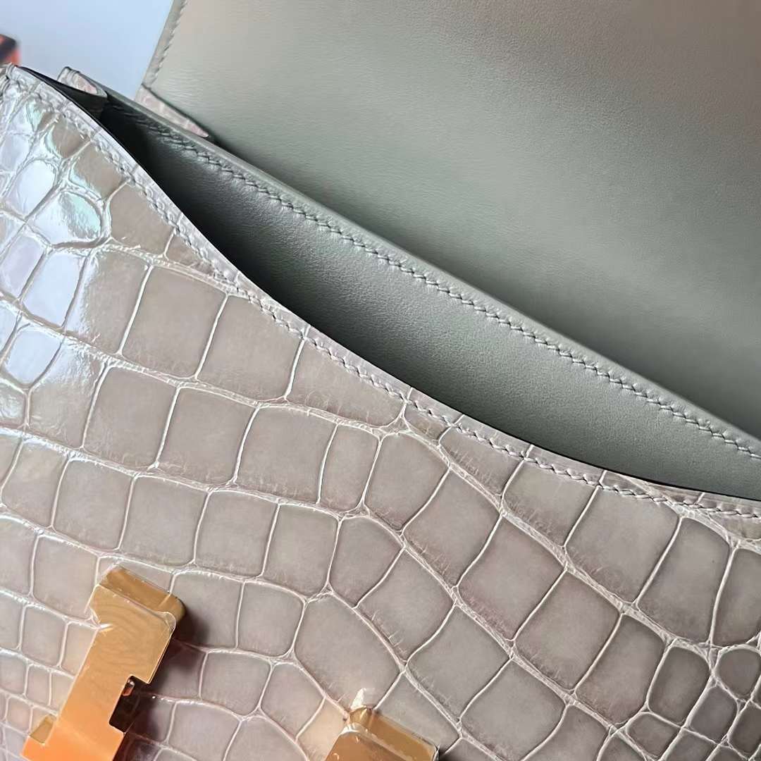 Hermès（爱马仕）Constance 空姐包 亮面美洲鳄鱼皮 Ck81 斑鸠灰 金扣 19cm 全手工蜡线缝 Ghw