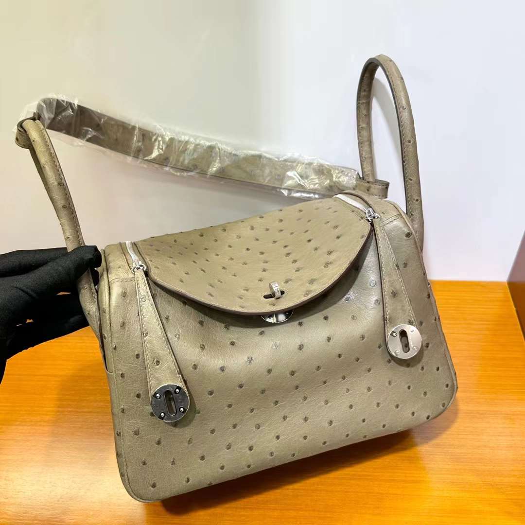 Hermès（爱马仕）Lindy 琳迪包 Ostrich 原kk进口鸵鸟皮 Ck18 大象灰 银扣 26cm 全手工蜡线缝 Phw