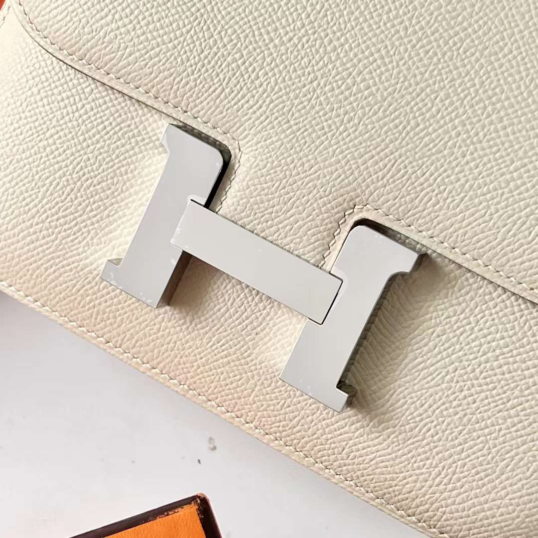Hermès（爱马仕）Constance 空姐包 Epsom 掌纹皮 Ck10 奶昔白 银扣 19cm 全手工蜡线缝 Phw