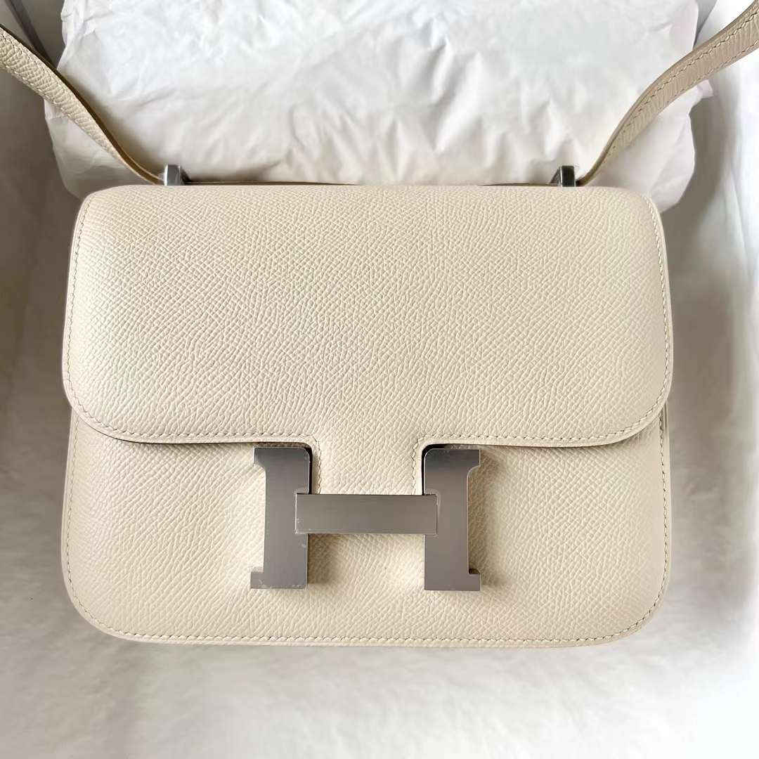 Hermès（爱马仕）Constance 空姐包 Epsom 掌纹皮 Ck10 奶昔白 银扣 19cm 全手工蜡线缝 Phw
