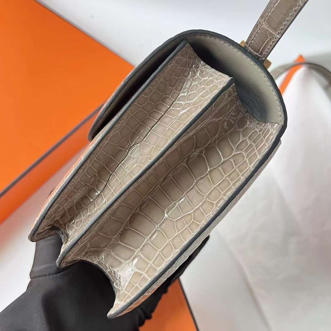 Hermès（爱马仕）Constance 空姐包 亮面美洲鳄鱼皮 Ck81 斑鸠灰 金扣 19cm 全手工蜡线缝 Ghw