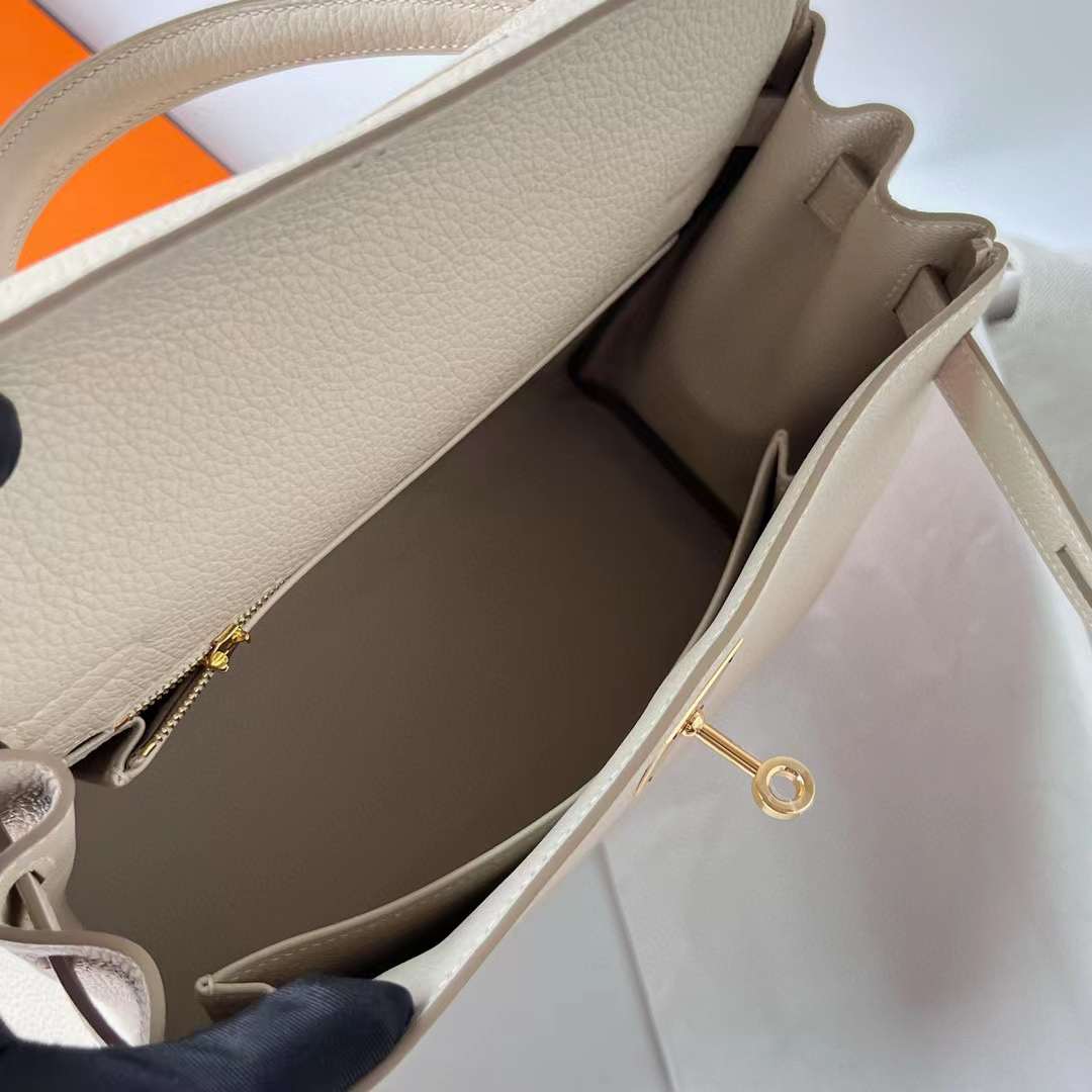 Hermès（爱马仕）Kelly 凯莉包 Togo皮 进口小牛皮 Ck10 奶昔白 金扣 28cm 全手工蜡线缝 Ghw
