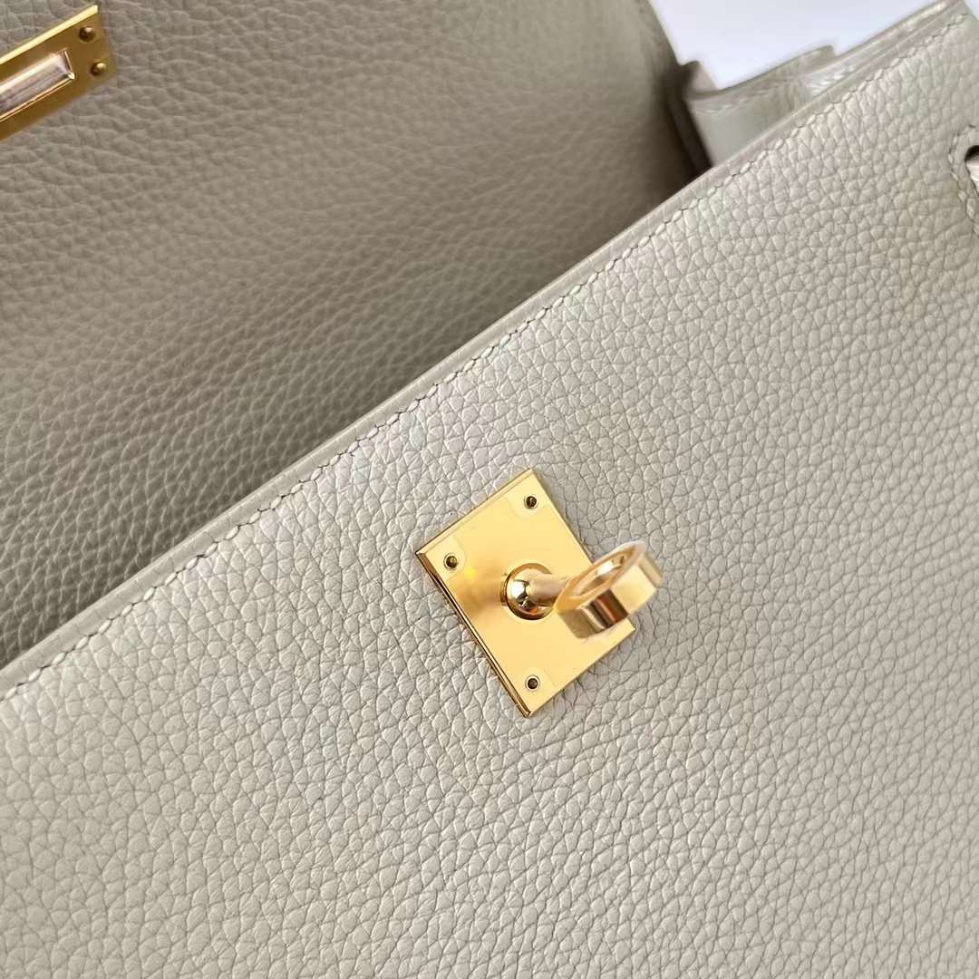 Hermès（爱马仕）Kelly 凯莉包 Togo皮 Ck10 奶昔白 金扣 25cm 全手工蜡线缝 Phw