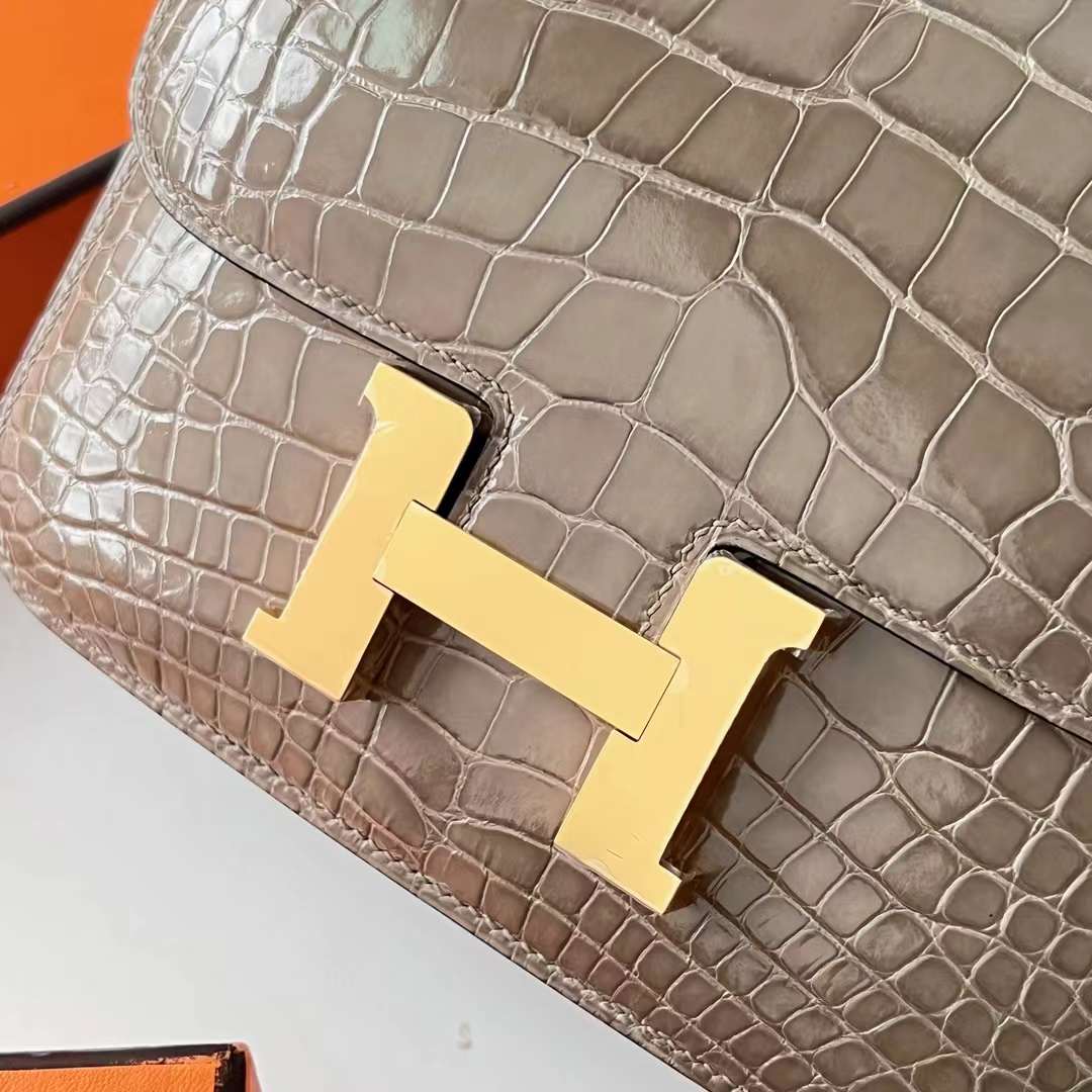 Hermès（爱马仕）Constance 空姐包 亮面美洲鳄鱼皮 Ck81 斑鸠灰 金扣 19cm 全手工蜡线缝 Ghw