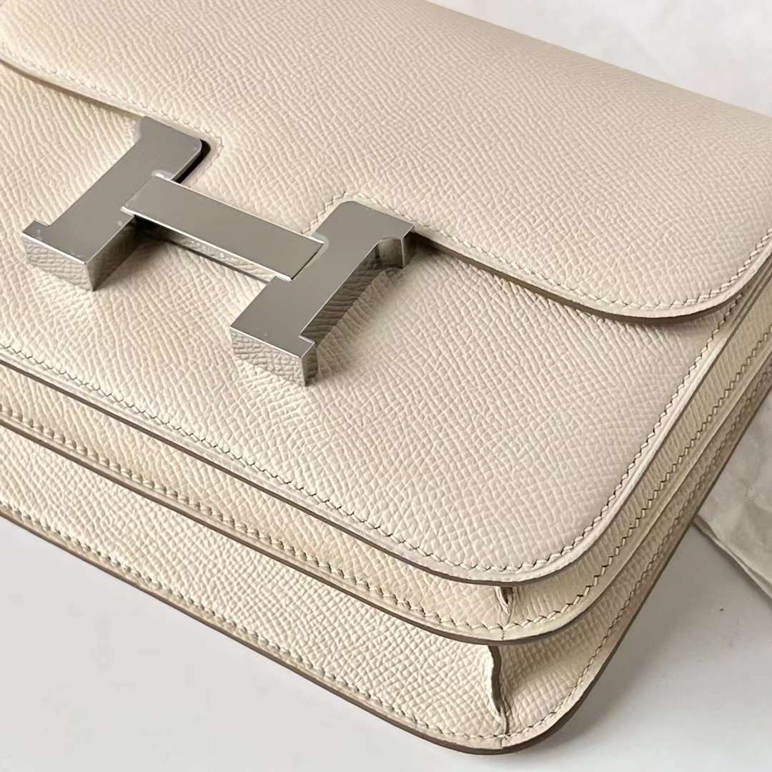 Hermès（爱马仕）Constance 空姐包 Epsom 掌纹皮 Ck10 奶昔白 银扣 19cm 全手工蜡线缝 Phw