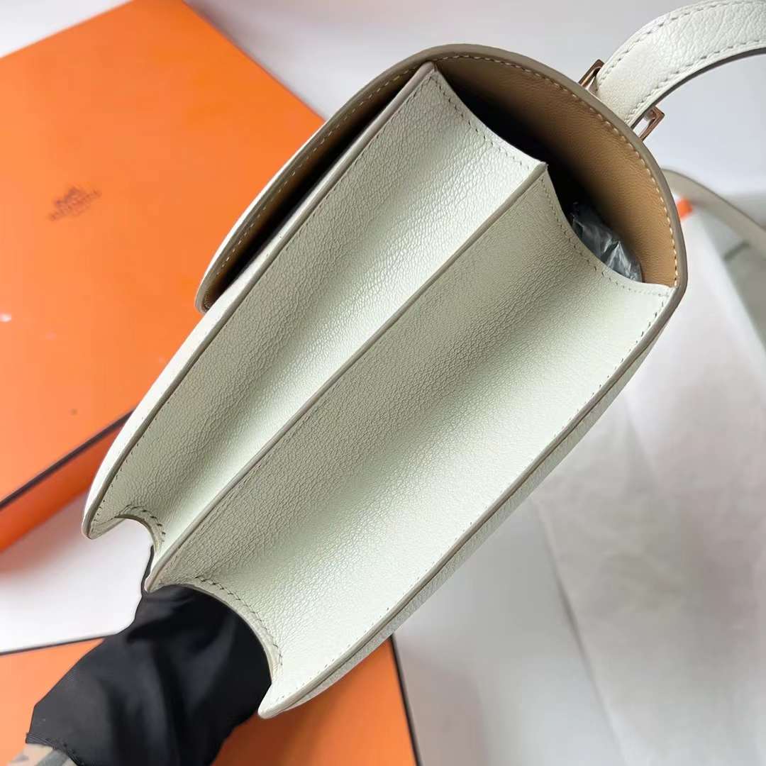 Hermès（爱马仕）Constance 空姐包 Chevre 进口山羊皮 0T 蘑菇白 内拼 4B 饼干色 玫瑰金扣 24cm