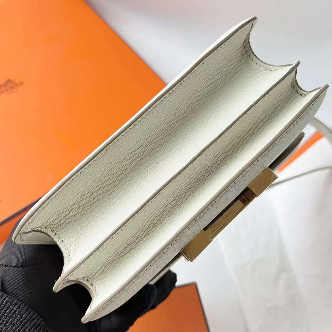 Hermès（爱马仕）Constance 空姐包 Chevre 进口山羊皮 0T 蘑菇白 内拼 4B 饼干色 金扣 18cm