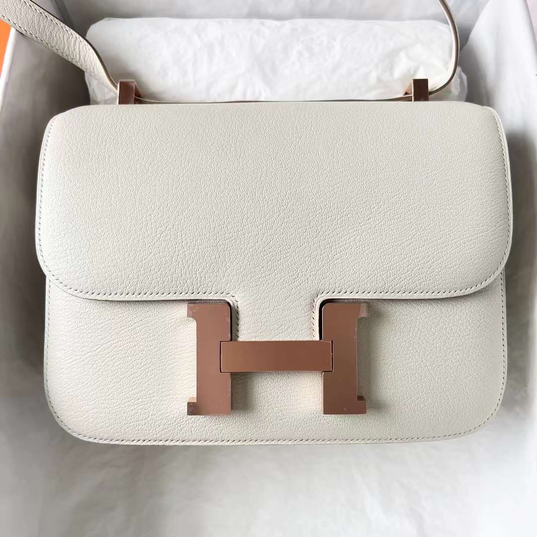 Hermès（爱马仕）Constance 空姐包 Chevre 进口山羊皮 0T 蘑菇白 内拼 4B 饼干色 玫瑰金扣 24cm