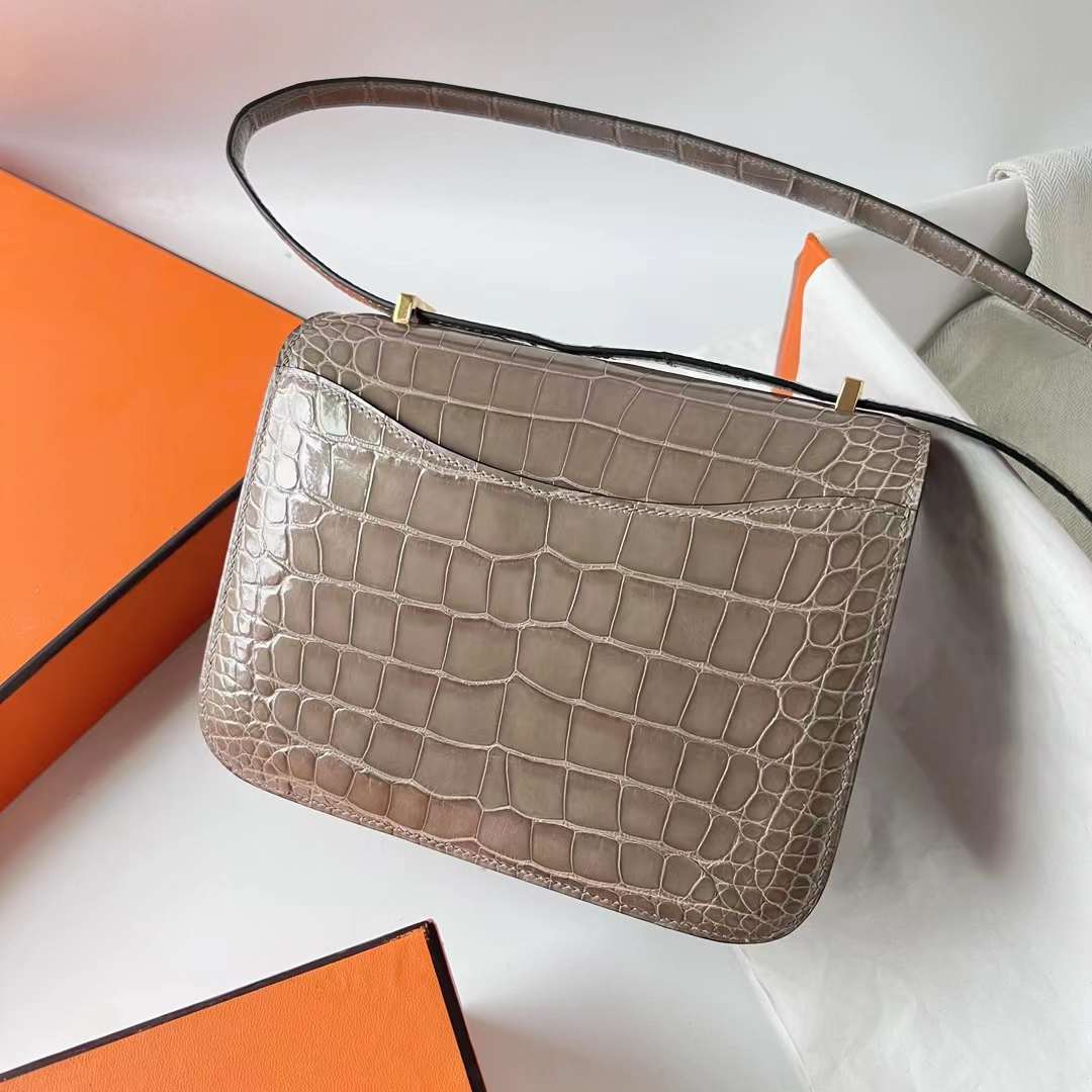 Hermès（爱马仕）Constance 空姐包 亮面美洲鳄鱼皮 Ck81 斑鸠灰 金扣 19cm 全手工蜡线缝 Ghw