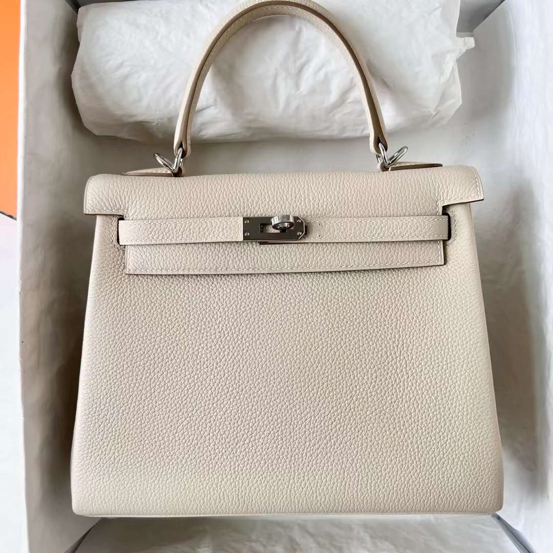 Hermès（爱马仕）Kelly 凯莉包 Togo皮 Ck10 奶昔白 银扣 25cm 全手工蜡线缝 Phw