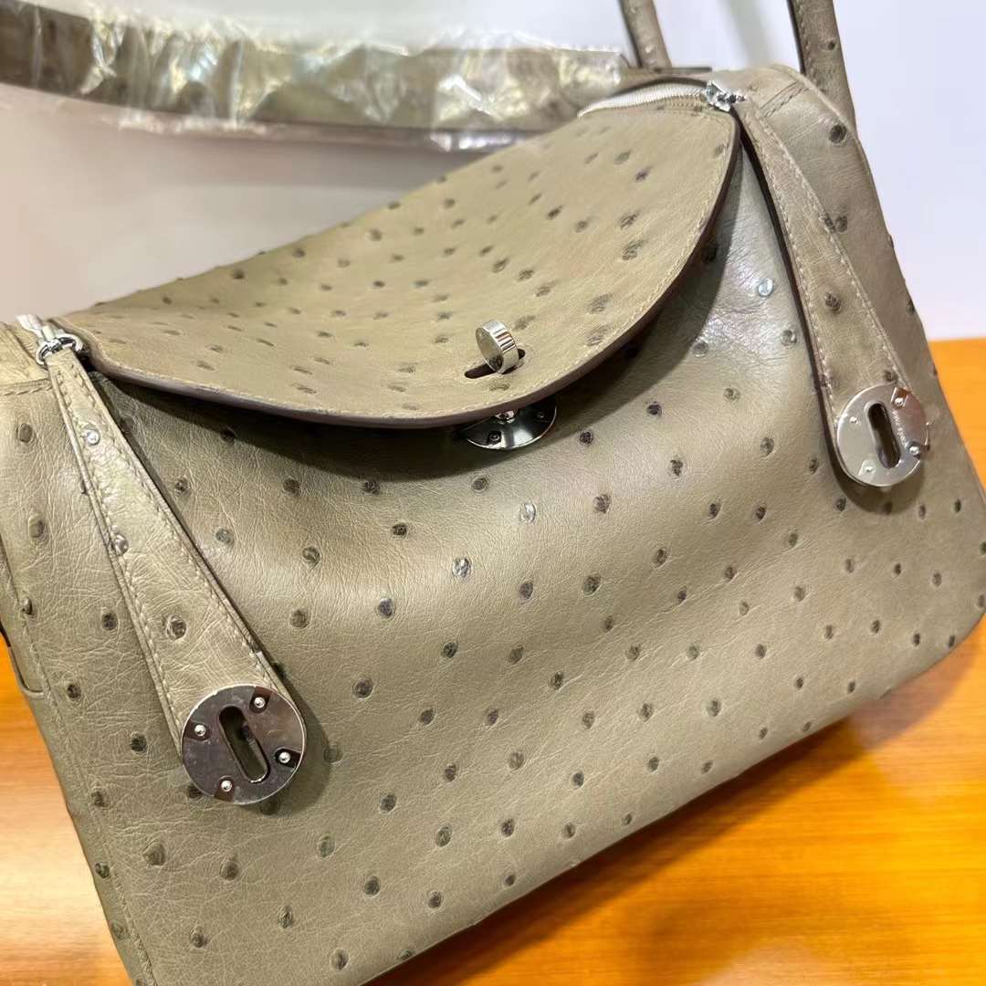 Hermès（爱马仕）Lindy 琳迪包 Ostrich 原kk进口鸵鸟皮 Ck18 大象灰 银扣 26cm 全手工蜡线缝 Phw