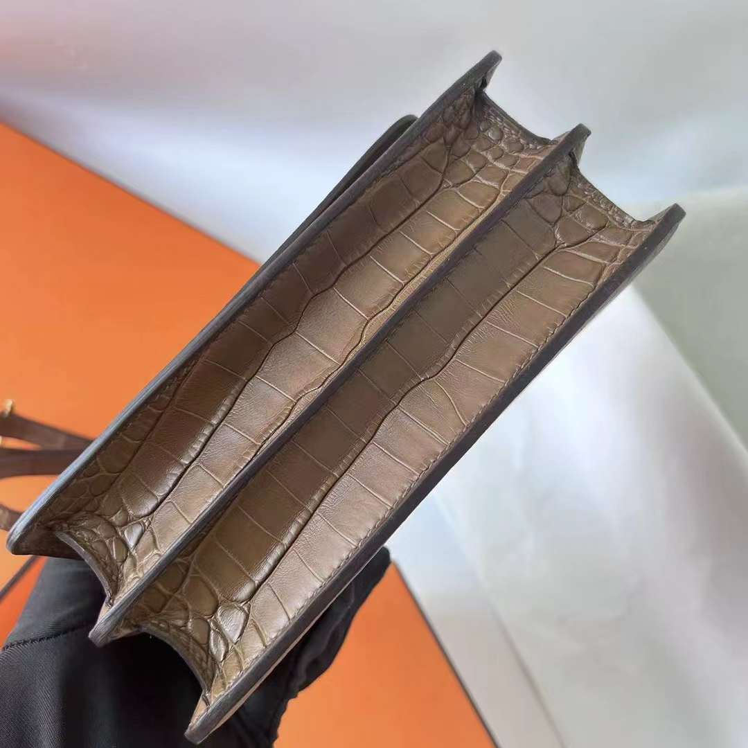 Hermès（爱马仕）Roulis 猪鼻子 雾面美洲鳄鱼皮 Matte Alligator Crocodile Ck18 大象灰 浅金扣 18cm 全手工蜡线缝