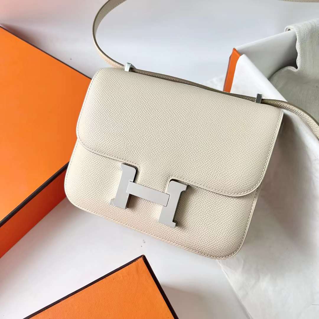 Hermès（爱马仕）Constance 空姐包 Epsom 掌纹皮 Ck10 奶昔白 银扣 19cm 全手工蜡线缝 Phw