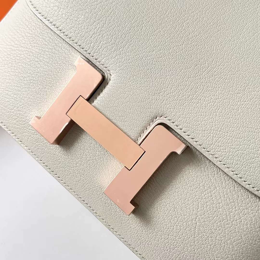 Hermès（爱马仕）Constance 空姐包 Chevre 进口山羊皮 0T 蘑菇白 内拼 4B 饼干色 玫瑰金扣 24cm