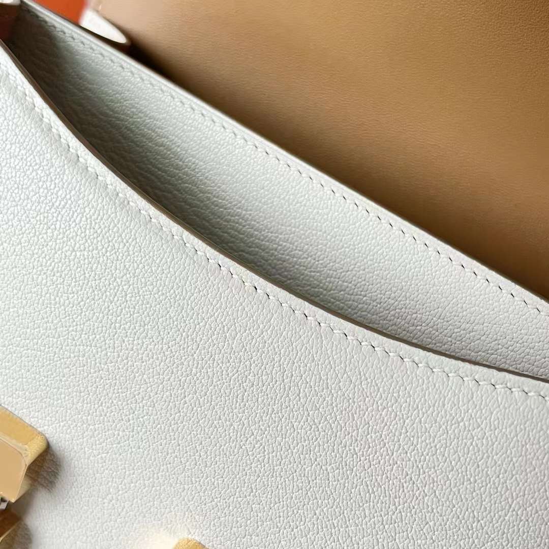 Hermès（爱马仕）Constance 空姐包 Chevre 进口山羊皮 0T 蘑菇白 内拼 4B 饼干色 金扣 18cm