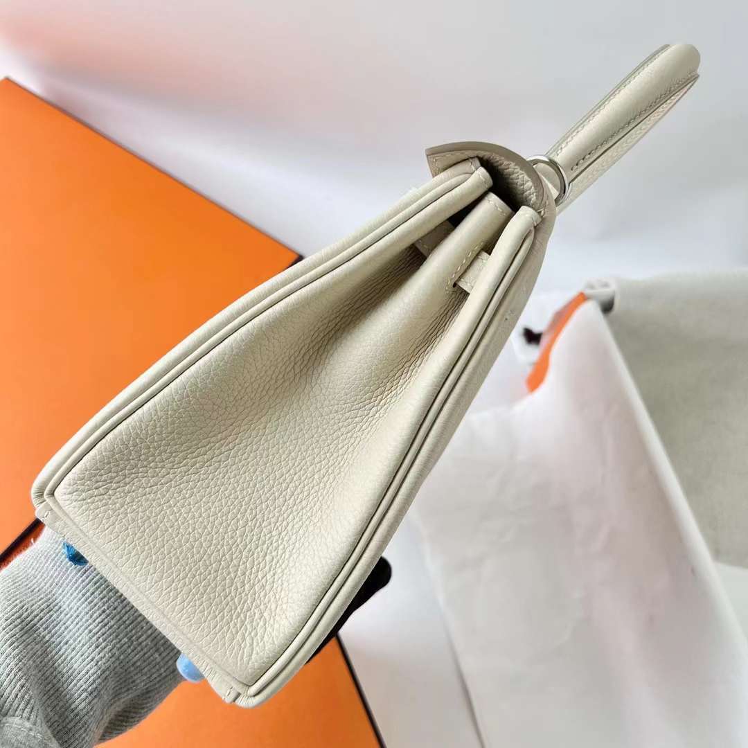 Hermès（爱马仕）Kelly 凯莉包 Togo皮 Ck10 奶昔白 银扣 25cm 全手工蜡线缝 Phw