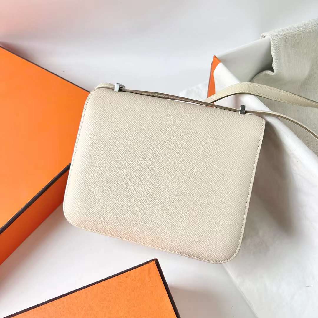 Hermès（爱马仕）Constance 空姐包 Epsom 掌纹皮 Ck10 奶昔白 银扣 19cm 全手工蜡线缝 Phw