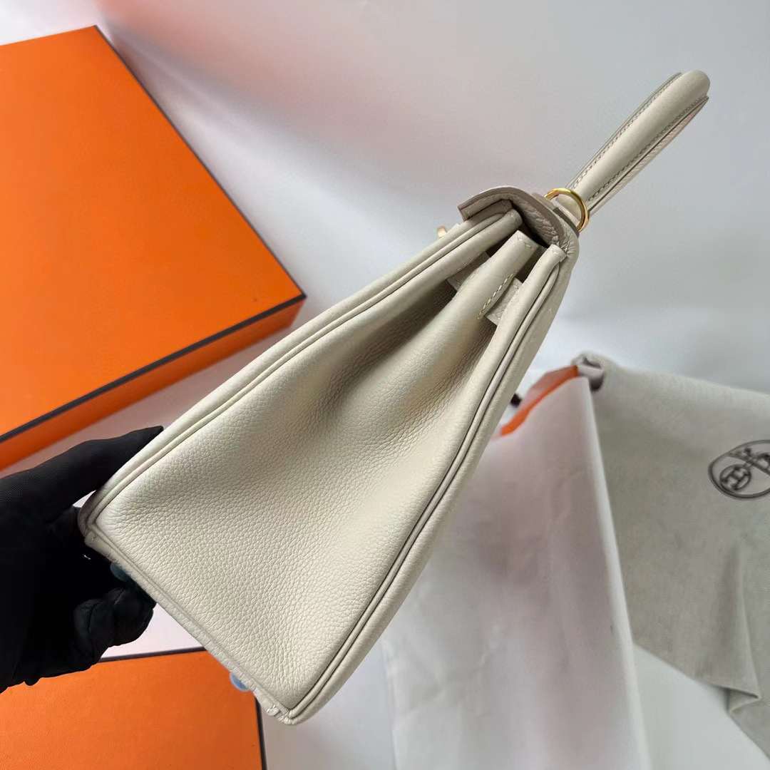 Hermès（爱马仕）Kelly 凯莉包 Togo皮 进口小牛皮 Ck10 奶昔白 金扣 28cm 全手工蜡线缝 Ghw