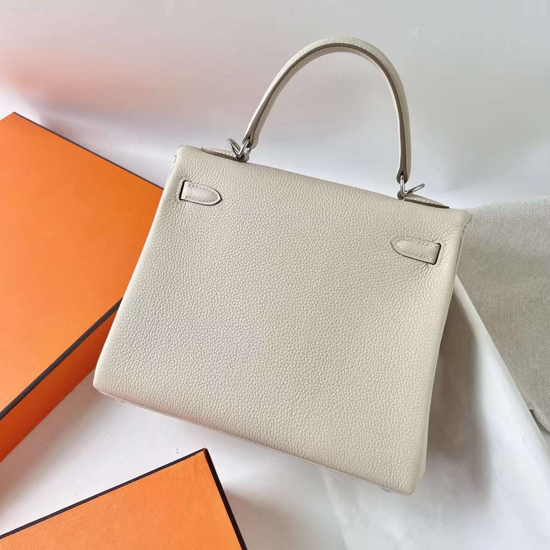 Hermès（爱马仕）Kelly 凯莉包 Togo皮 Ck10 奶昔白 银扣 25cm 全手工蜡线缝 Phw