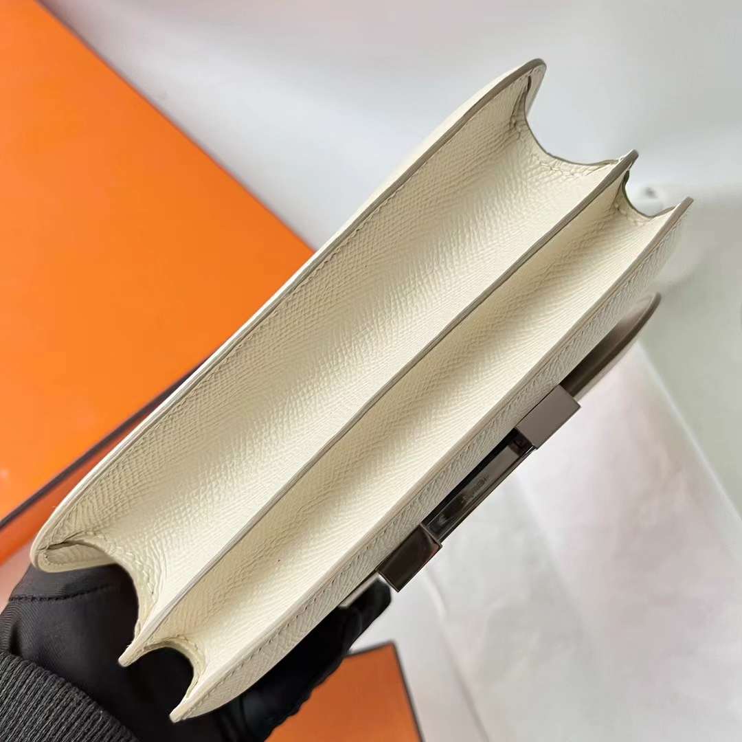 Hermès（爱马仕）Constance 空姐包 Epsom 掌纹皮 Ck10 奶昔白 银扣 19cm 全手工蜡线缝 Phw