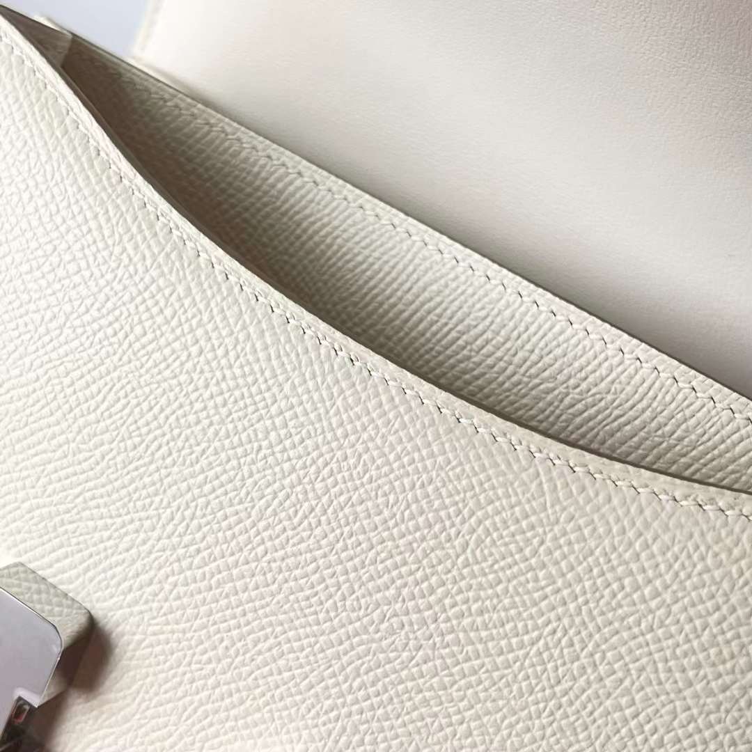Hermès（爱马仕）Constance 空姐包 Epsom 掌纹皮 Ck10 奶昔白 银扣 19cm 全手工蜡线缝 Phw
