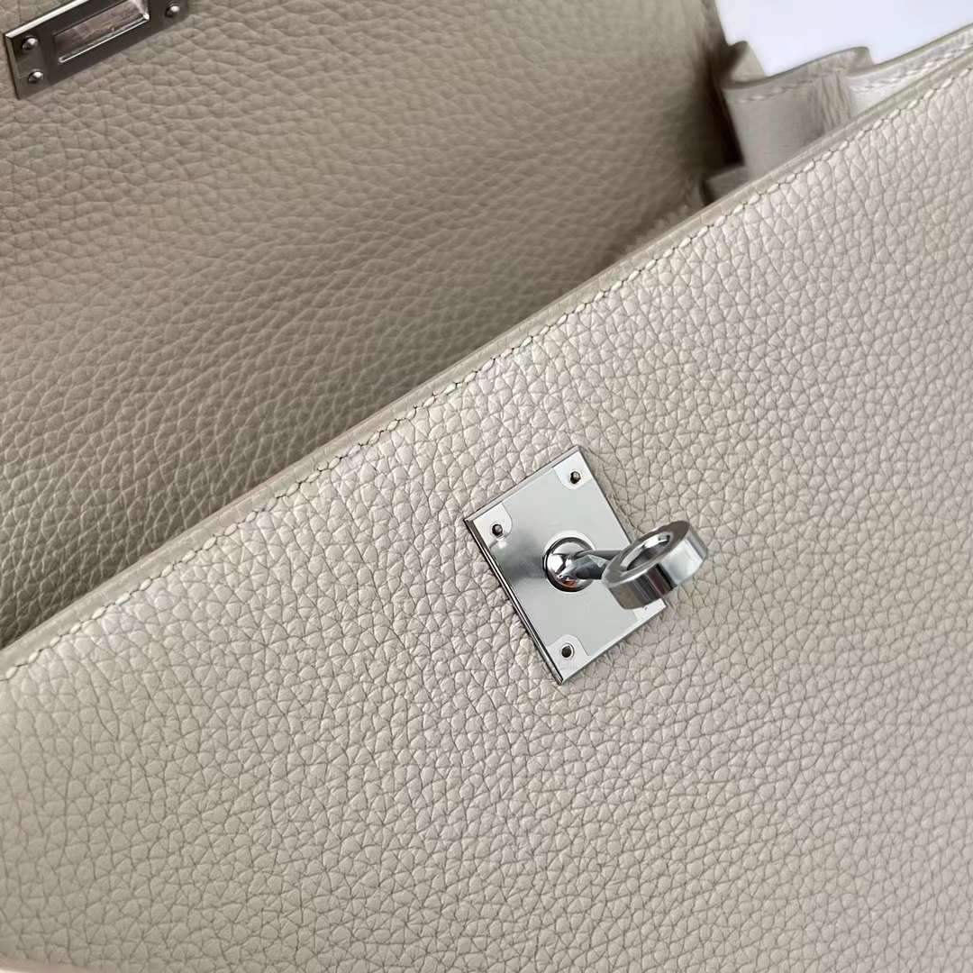 Hermès（爱马仕）Kelly 凯莉包 Togo皮 Ck10 奶昔白 银扣 25cm 全手工蜡线缝 Phw