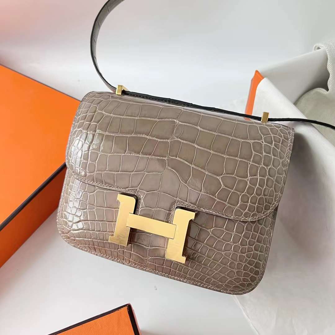 Hermès（爱马仕）Constance 空姐包 亮面美洲鳄鱼皮 Ck81 斑鸠灰 金扣 19cm 全手工蜡线缝 Ghw