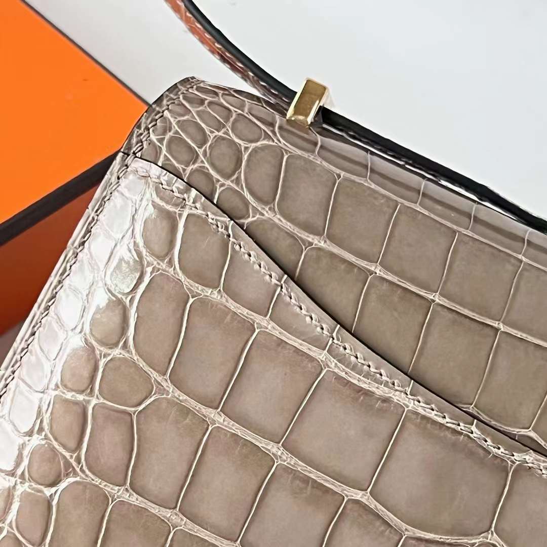 Hermès（爱马仕）Constance 空姐包 亮面美洲鳄鱼皮 Ck81 斑鸠灰 金扣 19cm 全手工蜡线缝 Ghw