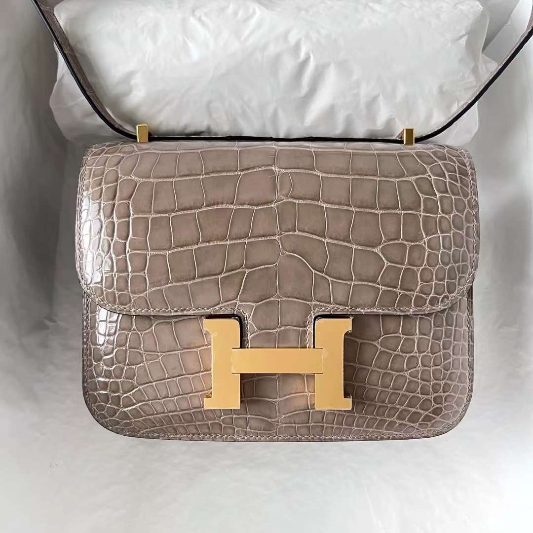 Hermès（爱马仕）Constance 空姐包 亮面美洲鳄鱼皮 Ck81 斑鸠灰 金扣 19cm 全手工蜡线缝 Ghw