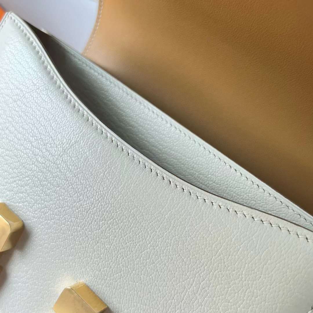 Hermès（爱马仕）Constance 空姐包 镜子款 Chever 进口山羊皮 0T 蘑菇白 内拼 4B 饼干色 金扣 18cm 全手工蜡线缝 Ghw