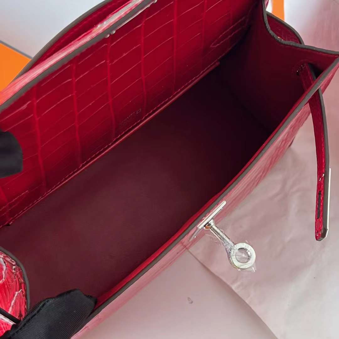 Hermès（爱马仕）Mini Kelly Pochette 亮面美洲鳄鱼皮 Ck95 法拉利红 Braise 银扣 22cm 全手工蜡线缝 Phw