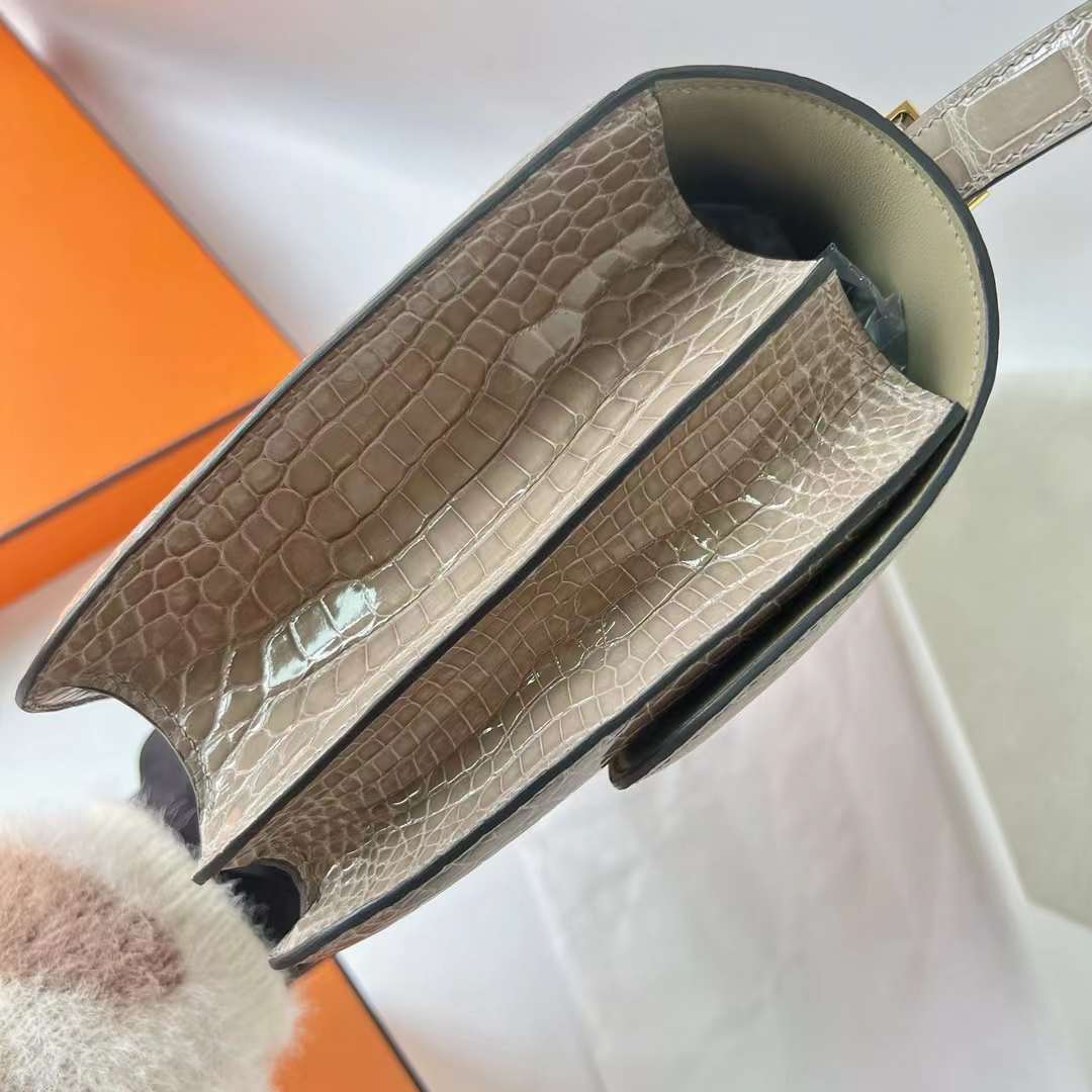 Hermès（爱马仕）Constance 空姐包 亮面美洲鳄鱼皮 Shiny Alligator Crocodile Ck81 斑鸠灰 金扣 24cm 全手工蜡线缝 Ghw