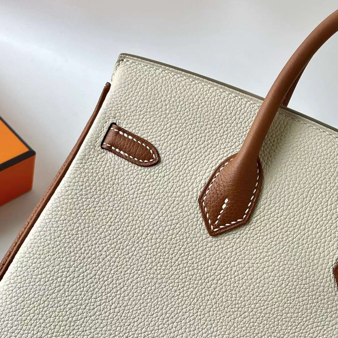 Hermès（爱马仕）Birkin 铂金包 Togo皮 顶级小牛皮 Ck10 奶昔白 拼 Ck37 金棕色 金扣 25cm 全手工蜡线缝 Ghw