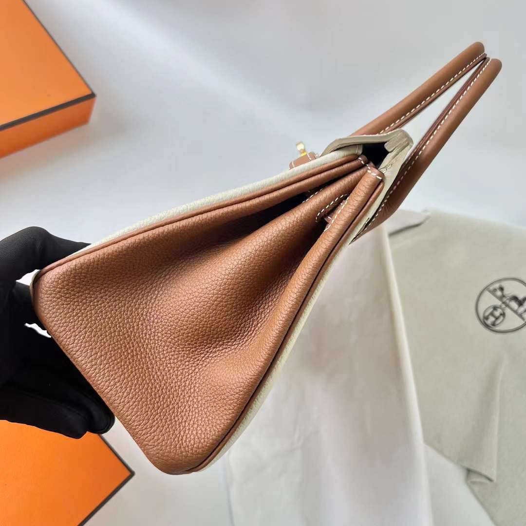 Hermès（爱马仕）Birkin 铂金包 Togo皮 顶级小牛皮 Ck10 奶昔白 拼 Ck37 金棕色 金扣 25cm 全手工蜡线缝 Ghw